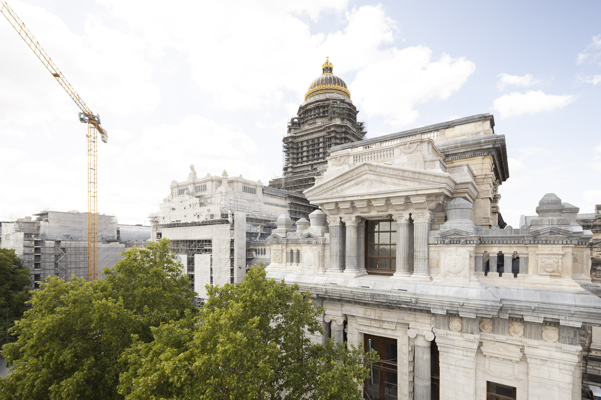 La façade avant du Palais de Justice de Bruxelles se dévoile progressivement