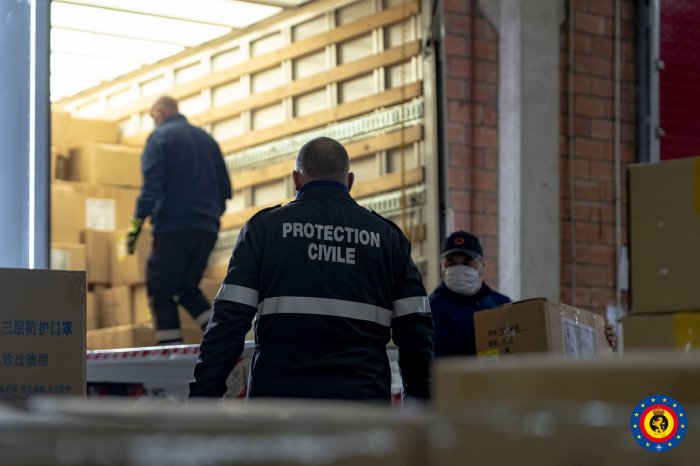 Zes vrachtwagens van de Civiele Bescherming zijn opgeladen om de 5.000.000 mondmaskers te vervoeren 