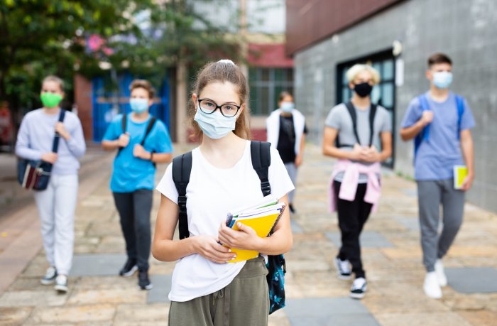 jongeren keren terug naar school met mondmaskers