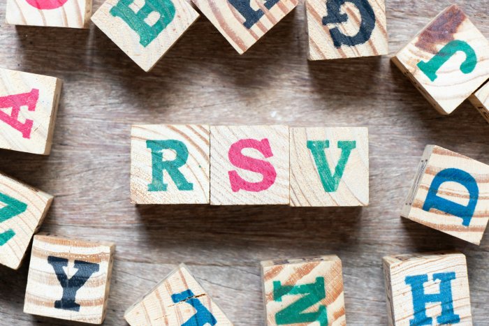 houten blokken met de letters rsv