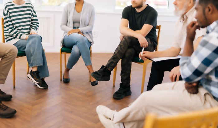 Pair aidance personnes assises sur une chaise en cercle