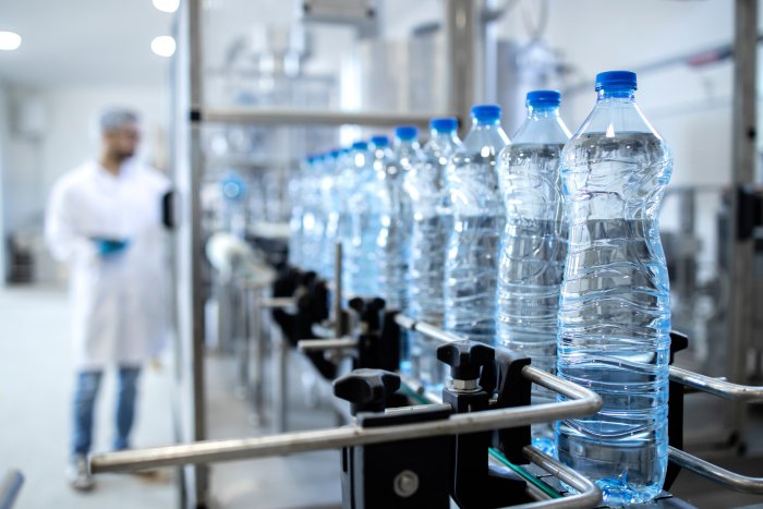 flessen water op een lopende band in een fabriek
