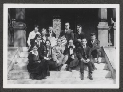 Eugène Ysaÿe voor de ingang van het Cincinnati Conservatory of Music met zijn leerlingen, 1921. KBR, Mus. Ms. 161/81