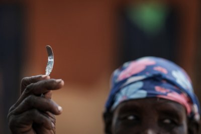 Outil fait maison en Ouganda utilisé pour l'excision