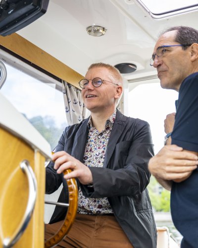 Le Ministre fédéral de la Mobilité, Georges Gilkinet, naviguant avec un bateau à moteur sur la Meuse