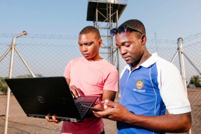 Des techniciens au Mozambique surveillent le processus de dessalement de l'eau potable