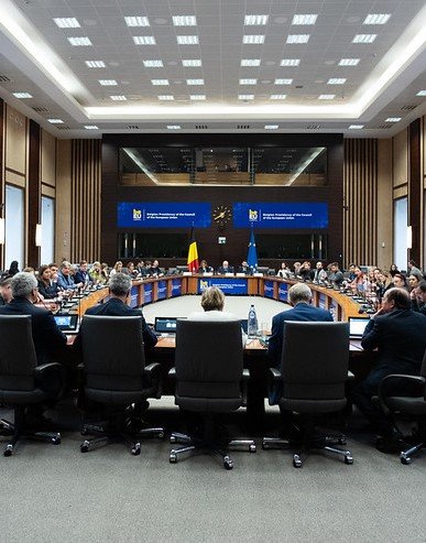 Les participants de la conférence sans abrisme autour de la table de réunion