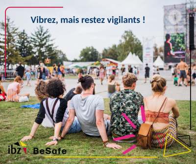 des gens profitent d'un festival tout en étant attentifs à leurs affaires