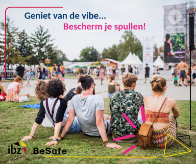 Mensen genieten van een festival terwijl ze op hun spullen letten.