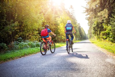 2 élèves à vélo sur une route