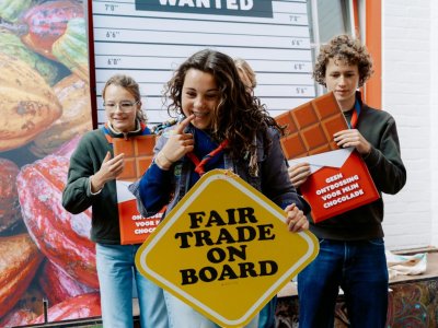 jeunes tenant un panneau fair trade