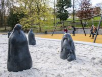 De standbeelden van pinguïns zijn een knipoog naar het verleden van het park als dierentuin.